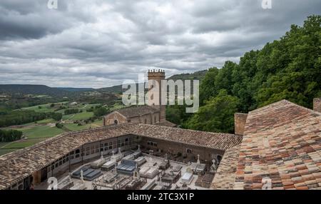 BRIHUEGA, SPANIEN – 14. MAI 2023: Friedhof von Brihuega, Provinz Guadalajara, Spanien. Es befindet sich im Schloss von Piedra Bermeja. Die Kirche Santa M. Stockfoto