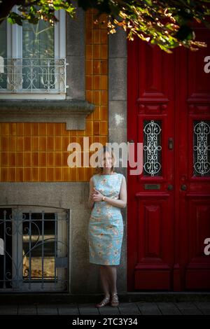 Eine Frau steht vor einem traditionellen portugiesischen Haus in Porto. Stockfoto