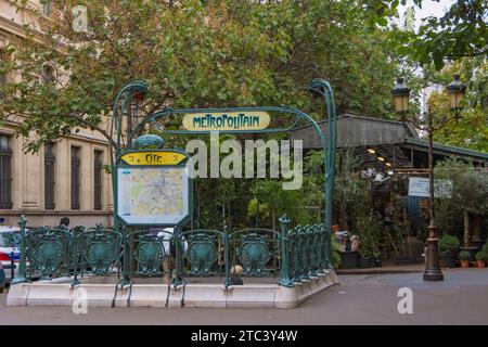 Paris, Frankreich. Metropolitan. Zugang zur Metro „Cité“ neben dem Blumenmarkt. Stockfoto