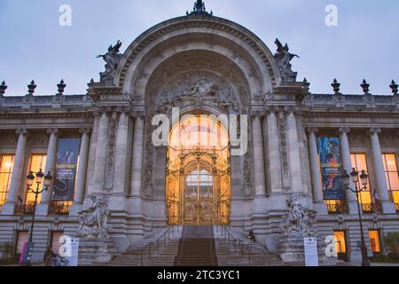 Petit Palais, Paris, Frankreich. Haupteingang zum kleinen Palast. Stockfoto