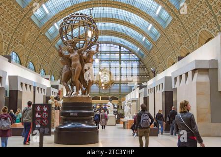 Musée d'Orsay, Paris, Frankreich. Die vier Teile der Welt. Metallskulptur von Jean-Baptiste Carpeaux aus dem Jahr 1867. Hauptpavillon des Museums. Stockfoto