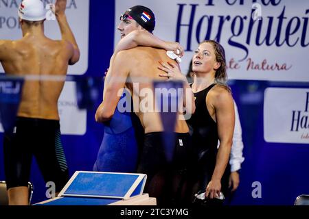 Otopeni, Rumänien. Dezember 2023. OTOPENI, RUMÄNIEN - 10. DEZEMBER: Tessa Giele aus den Niederlanden, Kira Toussaint aus den Niederlanden und Caspar Corbeau aus den Niederlanden feiern nach dem Medley Relay-Finale mit 4 x 50 m bei den Kurzkursen-Schwimmmeisterschaften 2023 im Otopeni Aquatics Complex am 10. Dezember 2023 in Otopeni, Rumänien. (Foto: Nikola Krstic/BSR Agency) Credit: BSR Agency/Alamy Live News Stockfoto