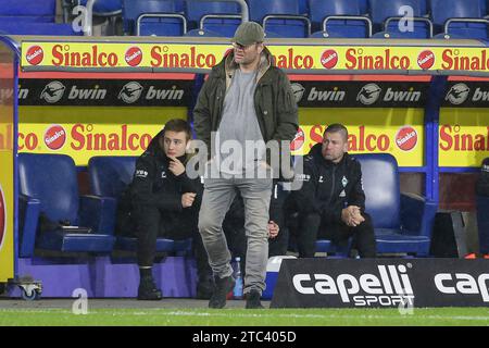 Duisburg, Deutschland. Dezember 2023. v.li.: Thomas Horsch (Trainer, Cheftrainer, SV Werder Bremen), DIE DFB-RICHTLINIEN UNTERSAGEN JEGLICHE NUTZUNG VON FOTOS als SEQUENZBILDER UND/ODER VIDEOÄHNLICHE FOTOSTRECKEN. DFB-VORSCHRIFTEN VERBIETEN JEDE VERWENDUNG VON FOTOGRAFIEN ALS BILDSEQUENZEN UND/ODER QUASI-VIDEO., 10.12.2023, Duisburg (Deutschland), Fussball, Google Pixel Frauen-Bundesliga, MSV Duisburg - SV Werder Bremen Credit: dpa/Alamy Live News Stockfoto