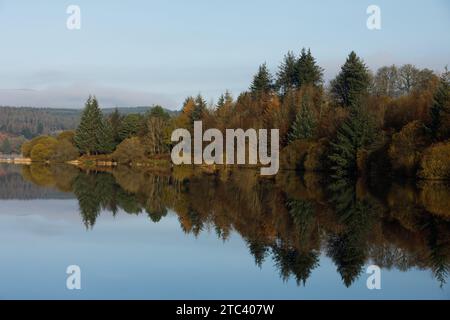 Llwyn onn Reservoir, Merthyr Tydfil, Großbritannien. 1. Dez ' 22. Wetter in Großbritannien: Reflexionen im Wasser an einem kalten Morgen. Stockfoto