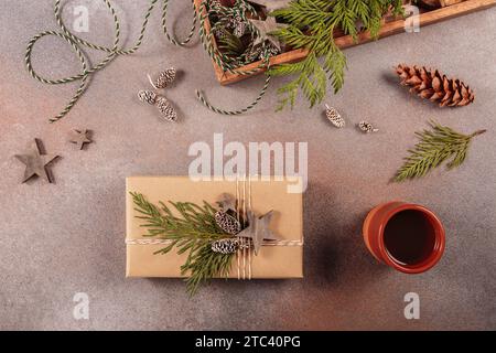 Holzkiste mit Weihnachtsdekor und handgefertigter Geschenkbox Stockfoto