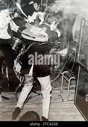 THE WHO Pete Townshend zertrümmert seine Gitarre 1967 auf der Bühne Stockfoto