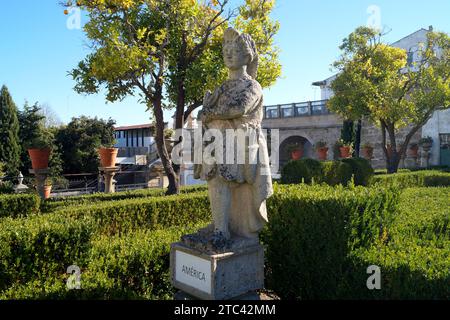 Amerika, allegorische Skulpturen im Garten des Bischofspalastes, Jardim do Paco, barocker gepflegter Garten mit Springbrunnen, Castelo Branco, Portugal Stockfoto