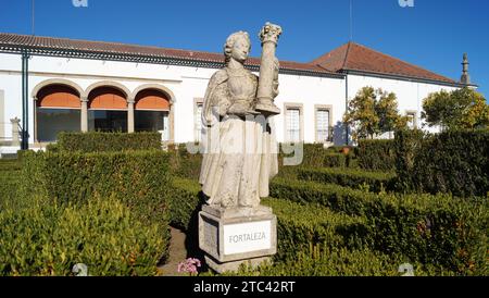 Stärke, allegorische Skulpturen im Garten des Bischofspalastes, Jardim do Paco, barocker gepflegter Garten mit Springbrunnen, Castelo Branco, Portugal Stockfoto