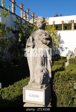 Europa, allegorische Skulpturen im Garten des Bischofspalastes, Jardim do Paco, barocker gepflegter Garten mit Springbrunnen, Castelo Branco, Portugal Stockfoto