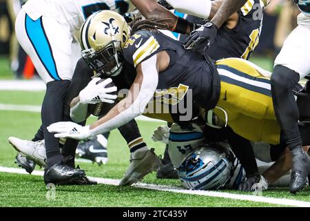 New Orleans, Louisiana, USA. Dezember 2023. New Orleans Saints Running Back Alvin Kamara erzielte am 10. Dezember 2023 einen Touchdown gegen die Carolina Panthers in einem regulären Saisonspiel der NFL in New Orleans, Louisiana, USA. (Kreditbild: © Dan Anderson/ZUMA Press Wire) NUR REDAKTIONELLE VERWENDUNG! Nicht für kommerzielle ZWECKE! Quelle: ZUMA Press, Inc./Alamy Live News Stockfoto