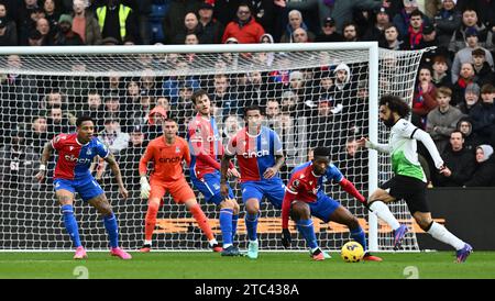 LONDON, ENGLAND – 9. DEZEMBER: Mohamed Salah, Nathaniel Clyne, Sam Johnstone, Joachim Andersen, Chris Richards, Jefferson Lerma während des Premier Leag Stockfoto