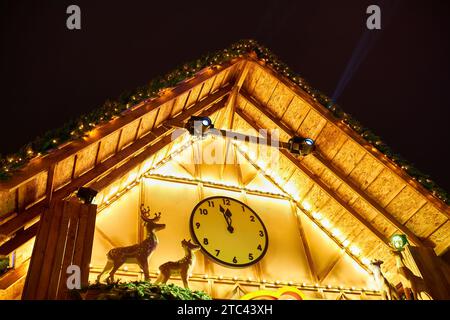 Schöne zarte weiße weihnachten Hintergrund mit Perlen, Kugeln, Neujahr Dekor Stockfoto