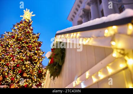 Schöne zarte weiße weihnachten Hintergrund mit Perlen, Kugeln, Neujahr Dekor Stockfoto