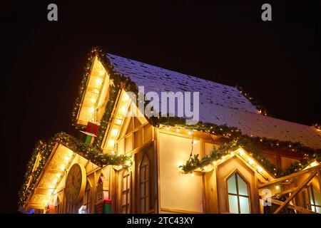 Schöne zarte weiße weihnachten Hintergrund mit Perlen, Kugeln, Neujahr Dekor Stockfoto