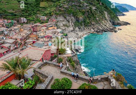 Vernazza von oben. Ein wahres Fischerdorf und eine der fünf Städte, die die Region Cinque Terre an der italienischen Riviera ausmachen. La Spezia, Italien. Stockfoto