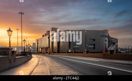 DONCASTER, SOUTH YORKSHIRE, VEREINIGTES KÖNIGREICH - 8. DEZEMBER 2023. Eine Panoramalandschaft des Außenbereichs des Einkaufszentrums Doncaster Frenchgate bei Sonnenaufgang Stockfoto