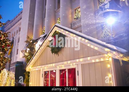 Jute Ball mit Spitze auf dem Weihnachtsbaum auf einem hölzernen Hintergrund. Eine Sackleinen-Schleife. Rustikale Weihnachtsdekorationen. Dekorationen für das neue Jahr in einem holzigen Stockfoto