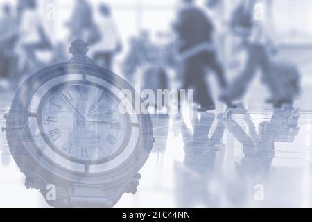 Abstraktes Bild von Menschen, die auf dem Flughafen laufen, mit Uhr als Doppelbelichtungshintergrund. Es kann als Hintergrund für Travel.Concept verwendet werden. Stockfoto