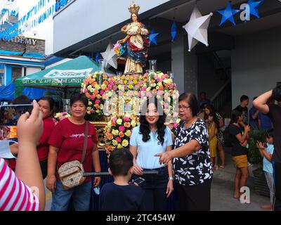 Malabon City, Philippinen. Dezember 2023. Jeannie Sandoval, Bürgermeisterin von Malabon City, macht gemeinsam mit den Anhängern ein Foto. Bandangal oder Bandang Parangal Kay Maria, eine Hommage an die Jungfrau Maria und das Ende der dreitägigen Feier des Festes der Unbefleckten Empfängnis Parish in Malabon City beginnt heute mit Marschkapellen aus verschiedenen Orten, Universitäten und Regierungsbehörden. Quelle: SOPA Images Limited/Alamy Live News Stockfoto