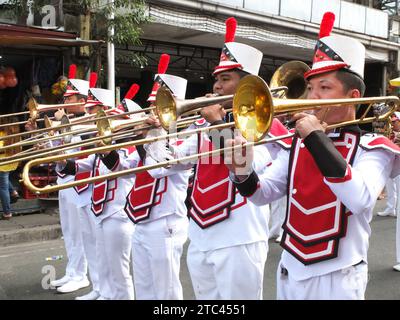 Malabon City, Philippinen. Dezember 2023. Die Malabon Pula Brass Band tritt während der Parade mit ihrem Posauneninstrument auf. Bandangal oder Bandang Parangal Kay Maria, eine Hommage an die Jungfrau Maria und das Ende der dreitägigen Feier des Festes der Unbefleckten Empfängnis Parish in Malabon City beginnt heute mit Marschkapellen aus verschiedenen Orten, Universitäten und Regierungsbehörden. Quelle: SOPA Images Limited/Alamy Live News Stockfoto