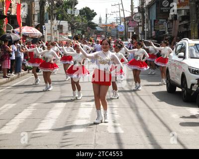 Malabon City, Philippinen. Dezember 2023. Majorettes von der Malabon pula Band zeigte während der Parade ihre Fähigkeiten im Baton. Bandangal oder Bandang Parangal Kay Maria, eine Hommage an die Jungfrau Maria und das Ende der dreitägigen Feier des Festes der Unbefleckten Empfängnis Parish in Malabon City beginnt heute mit Marschkapellen aus verschiedenen Orten, Universitäten und Regierungsbehörden. Quelle: SOPA Images Limited/Alamy Live News Stockfoto