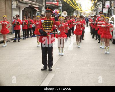 Malabon City, Philippinen. Dezember 2023. Die Malabon Community Band tritt bei der BANDANGAL Parade auf. Bandangal oder Bandang Parangal Kay Maria, eine Hommage an die Jungfrau Maria und das Ende der dreitägigen Feier des Festes der Unbefleckten Empfängnis Parish in Malabon City beginnt heute mit Marschkapellen aus verschiedenen Orten, Universitäten und Regierungsbehörden. Quelle: SOPA Images Limited/Alamy Live News Stockfoto