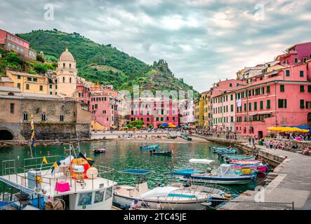 Vernazza, ein wahres Fischerdorf und eine der fünf Städte der Region Cinque Terre an der italienischen Riviera. La Spezia, Italien. Stockfoto