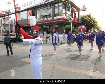 Malabon City, Philippinen. Dezember 2023. Ein Stabwirbel führt seine Routine während der Parade aus. Bandangal oder Bandang Parangal Kay Maria, eine Hommage an die Jungfrau Maria und das Ende der dreitägigen Feier des Festes der Unbefleckten Empfängnis Parish in Malabon City beginnt heute mit Marschkapellen aus verschiedenen Orten, Universitäten und Regierungsbehörden. (Foto von Josefiel Rivera/SOPA Images/SIPA USA) Credit: SIPA USA/Alamy Live News Stockfoto