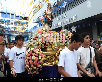 Malabon City, Philippinen. Dezember 2023. Die Gläubigen fangen an, die Carroza oder den Schwimmer der Unbefleckten Empfängnis der Jungfrau Maria zu ziehen. Bandangal oder Bandang Parangal Kay Maria, eine Hommage an die Jungfrau Maria und das Ende der dreitägigen Feier des Festes der Unbefleckten Empfängnis Parish in Malabon City beginnt heute mit Marschkapellen aus verschiedenen Orten, Universitäten und Regierungsbehörden. (Foto von Josefiel Rivera/SOPA Images/SIPA USA) Credit: SIPA USA/Alamy Live News Stockfoto