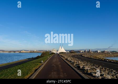 Zügiger Spaziergang entlang des Cardiff Bay Trail Stockfoto