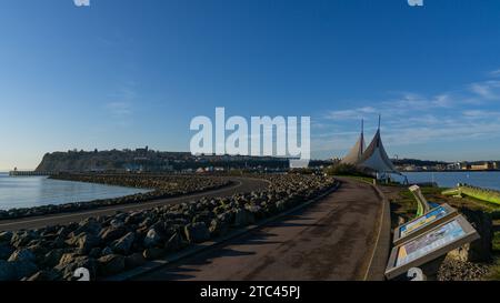 Zügiger Spaziergang entlang des Cardiff Bay Trail Stockfoto