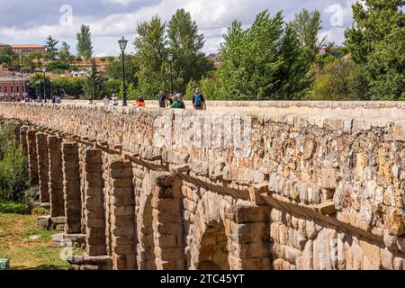 Die mittelalterliche römische Brücke von Salamanca über den Fluss Tormes mit Blick auf die neue Kathedrale von Salamanca im Hintergrund Spanien Stockfoto