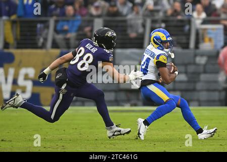 Baltimore, Usa. Dezember 2023. Los Angeles Rams Defensive Back Ahkello Witherspoon (44) fängt einen Pass ab, der für Baltimore Ravens Tight End Charlie Kolar (88) während der ersten Halbzeit im M&T Bank Stadium in Baltimore, Maryland, vorgesehen war 2023. Foto: David Tulis/UPI Credit: UPI/Alamy Live News Stockfoto