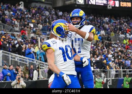 Baltimore, Usa. Dezember 2023. Los Angeles Rams Wide Receiver Cooper Kupp (10) feiert mit Wide Receiver Puka Nacua (17) nach einem 6-Yard-Touchdown-Pass gegen die Baltimore Ravens während der ersten Halbzeit im M&T Bank Stadium in Baltimore, Maryland, am Sonntag, den 10. Dezember 2023. Foto: David Tulis/UPI Credit: UPI/Alamy Live News Stockfoto
