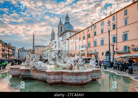Neptun-Brunnen auf der Piazza Navona mit der Kirche Sant'Agnese in Agone und dem ägyptischen Obelisken im Hintergrund Τhe. Rom, Italien. Stockfoto