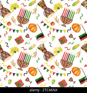 Nahtloses Kwanzaa-Muster. Afroamerikanischer Urlaub. Kinara, sieben brennende Kerzen, rote schwarze grüne Karte, Tasse, Trommel, Geschenk, Gemüse ernten. Hand Stockfoto
