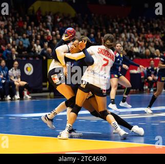 Trondheim, Norwegen. Dezember 2023. Trondheim, Norwegen, 10. Dezember 2023: Battle um den Ball während des IHF Womens World Championship Spiels zwischen Frankreich und Norwegen im Trondheim Spektrum in Trondheim, Norwegen (Ane Frosaker/SPP) Credit: SPP Sport Press Photo. /Alamy Live News Stockfoto