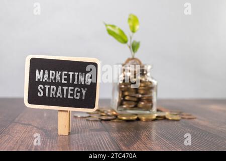 Marketing Strategie Konzept. Diagramm mit Stichworten und Symbole auf weißem Hintergrund Stockfoto