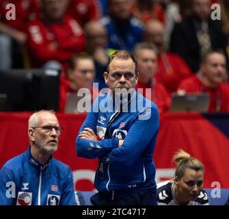 Trondheim, Norwegen. Dezember 2023. Trondheim, Norwegen, 10. Dezember 2023: Headcoach Thorir Hergeirsson (Norwegen) wird während des IHF Frauen-Weltmeisterschaftsspiels zwischen Frankreich und Norwegen im Trondheim Spektrum in Trondheim, Norwegen (Ane Frosaker/SPP) gesehen. /Alamy Live News Stockfoto