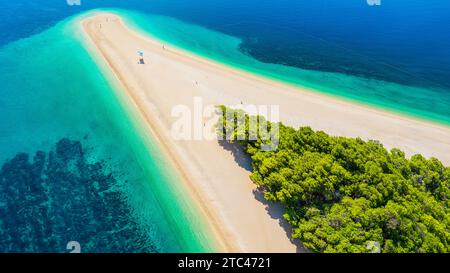 Aus der Vogelperspektive auf den Strand des Goldenen Horns in Kroatien. Auch bekannt als Zlatni Rat Beach, wurde er als einer der besten Strände der Welt genannt, die am 12. Platz eintreffen Stockfoto