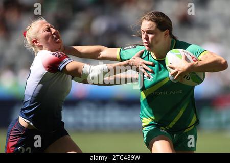 KAPSTADT, SÜDAFRIKA - 10. DEZEMBER 2023: Heather Cowell of Great Britain wird von Beibhinn Parsons of Ireland während des Playoff-Spiels der Frauen auf dem 7. Platz zwischen Irland und Großbritannien am 2. Tag der 2023 HSBC Cape Town Sevens im Cape Town Stadium in Kapstadt, Südafrika, ausgehändigt 2023. Foto: Shaun Roy/Alamy Live News Stockfoto