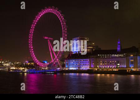 London Eye beleuchtet bei Nacht Southbank London Stockfoto