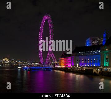 London Eye beleuchtet bei Nacht Southbank London Stockfoto