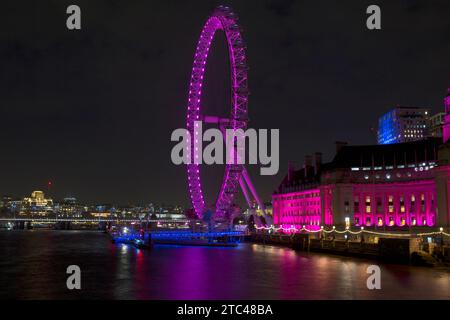 London Eye beleuchtet bei Nacht Southbank London Stockfoto