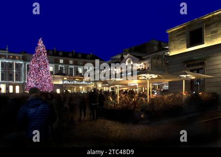 Weihnachtsbaum beleuchtet bei Nacht Covent Garden London Stockfoto