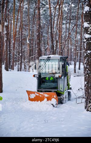 Schneeräumung. Traktor ebnet den Weg nach starkem Schneefall. Stockfoto