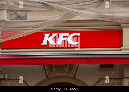 Göteborg, Schweden - 20. september 2019: Logo von KFC, Kentucky Fried Chicken, an der Wand eines Restaurants. Stockfoto