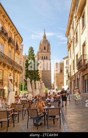 Menschen sitzen in Cafés mit Blick auf die Kathedrale von Salamanca Mariä Himmelfahrt in der spanischen Stadt Salamanca Spanien Stockfoto