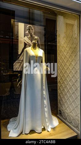 Ein Hochzeitskleid von Atelier Pronovias in einem Schaufenster in Sevilla, Spanien, Stockfoto