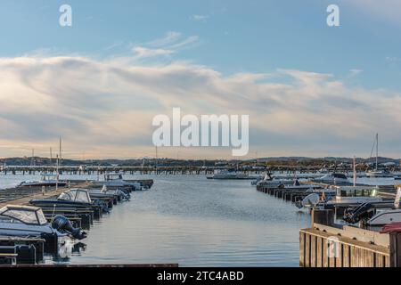 Göteborg, Schweden - 21. november 2021: Bootshafen am Fiskeb?ck im Winter. Stockfoto